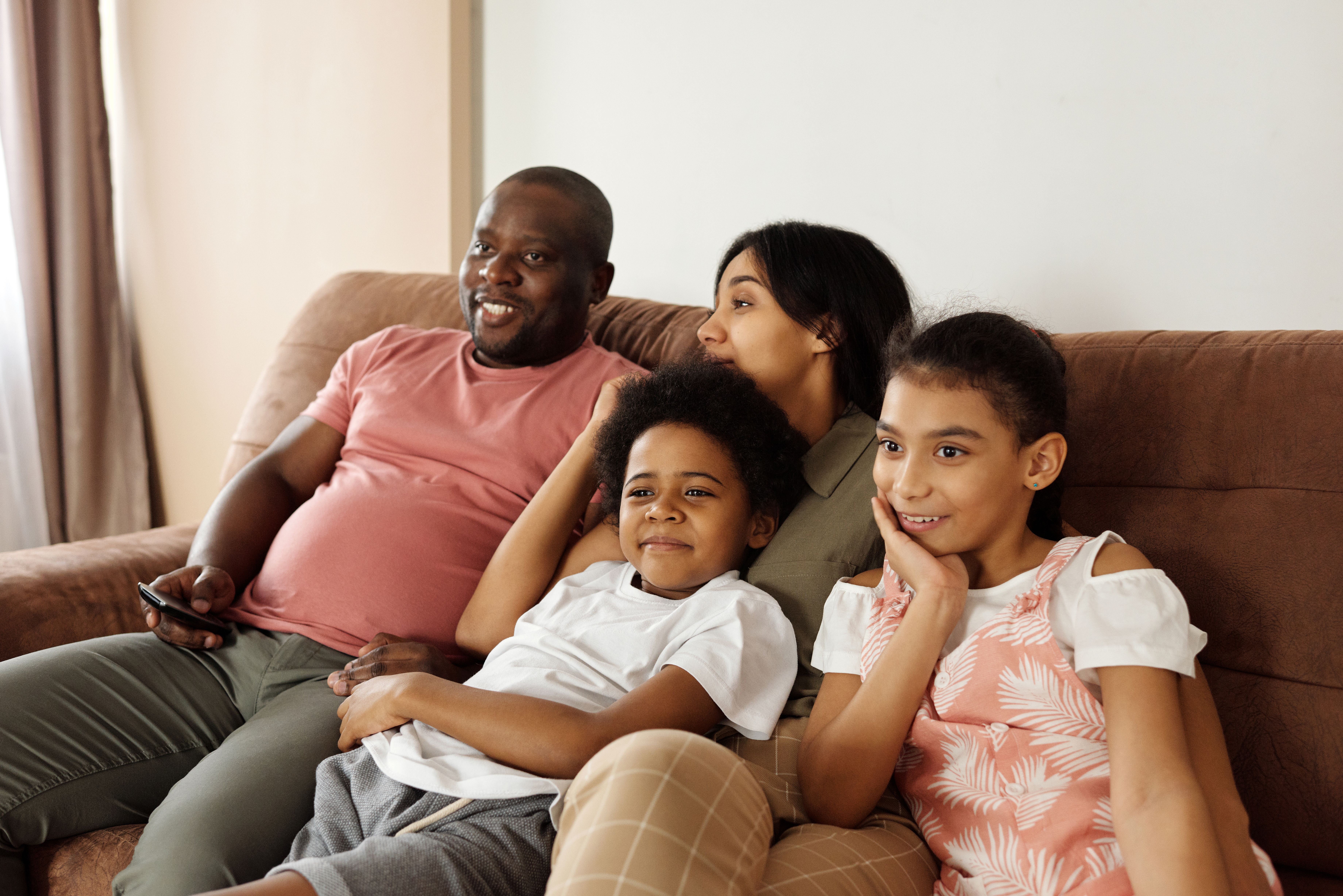 Gezin kijkt samen televisie